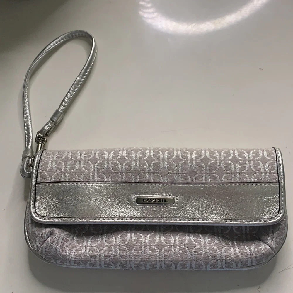 Vintage Y2K Fossil metallic silver wristlet wallet clutch bag casual